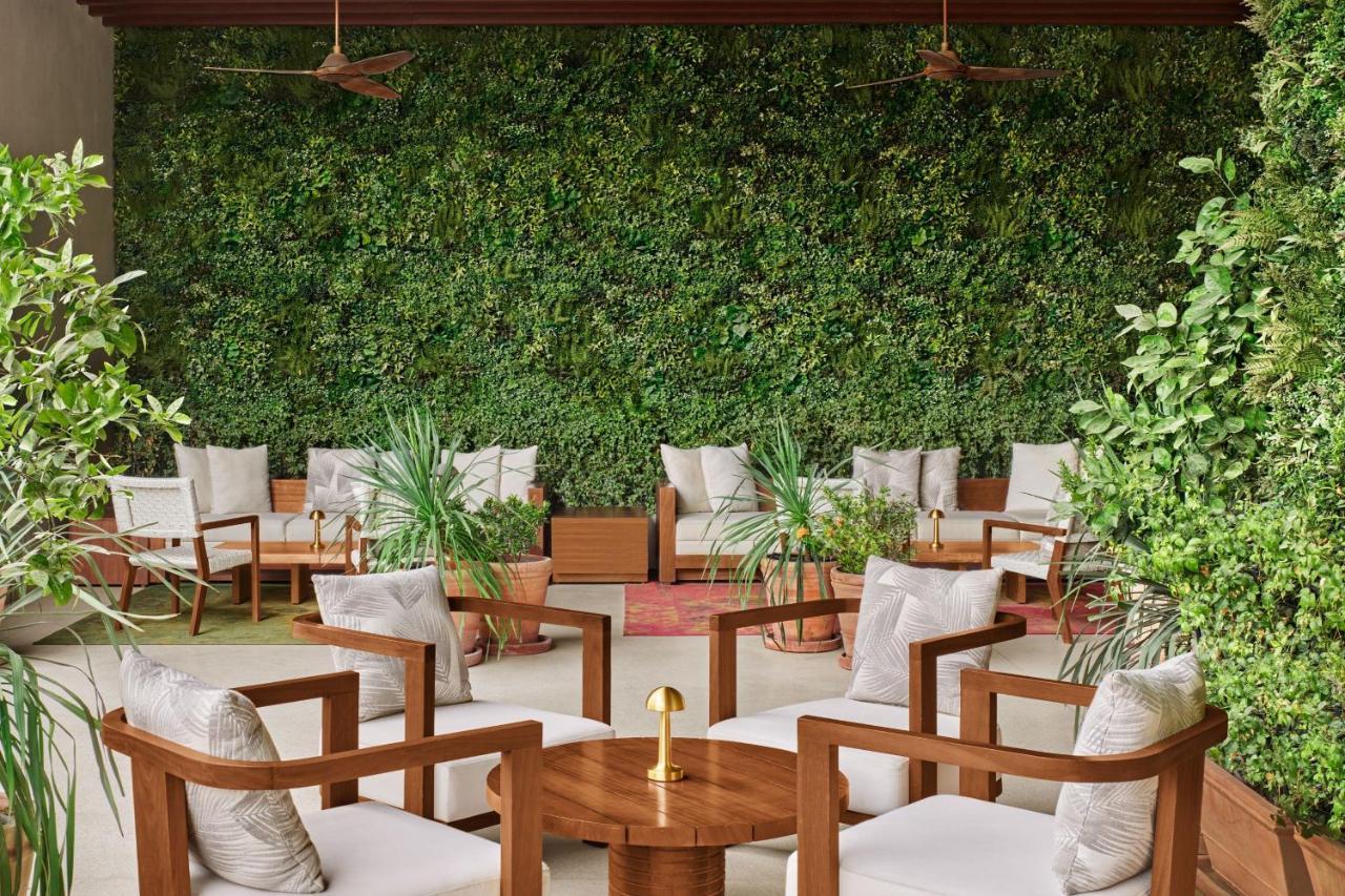 The Dubai Edition Eksteriør billede A green wall in a restaurant
