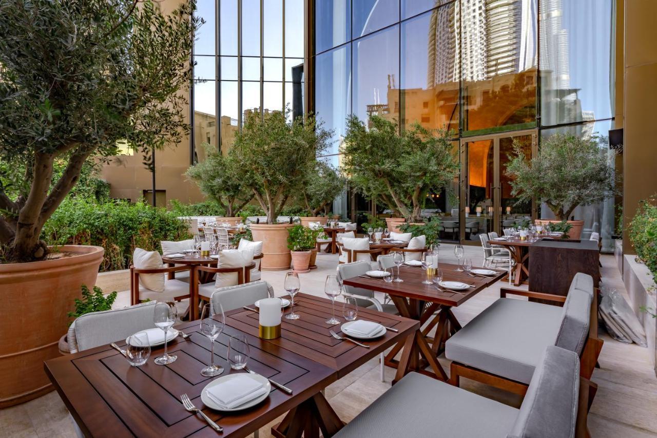 The Dubai Edition Eksteriør billede The patio at the restaurant