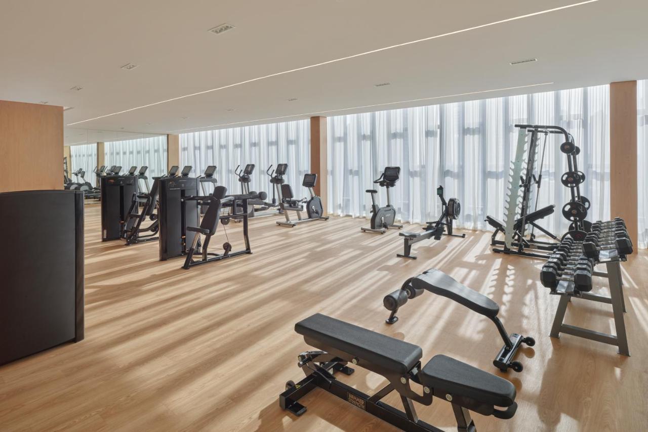 The Dubai Edition Eksteriør billede The gym at The Hari