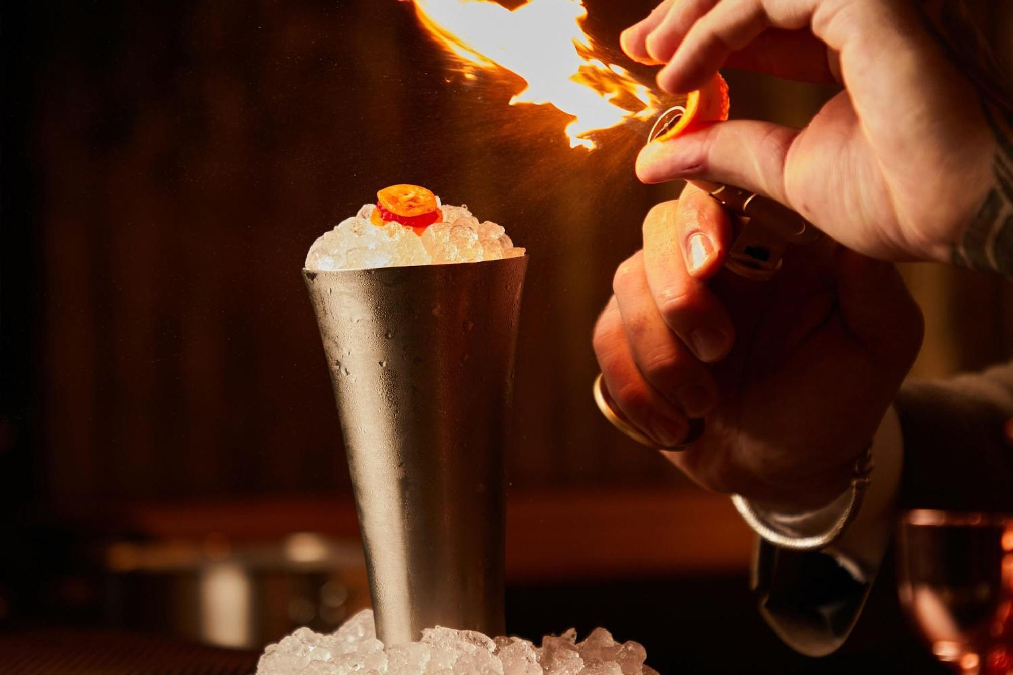 The Dubai Edition Eksteriør billede Flaming the cocktail