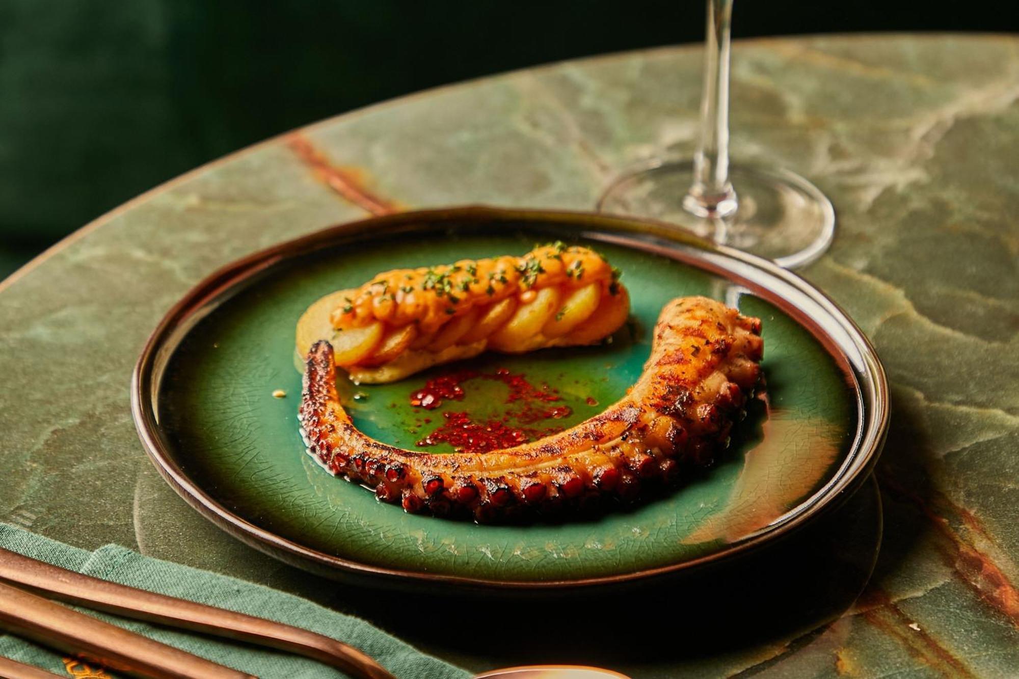 The Dubai Edition Eksteriør billede Octopus prepared in the Portuguese style