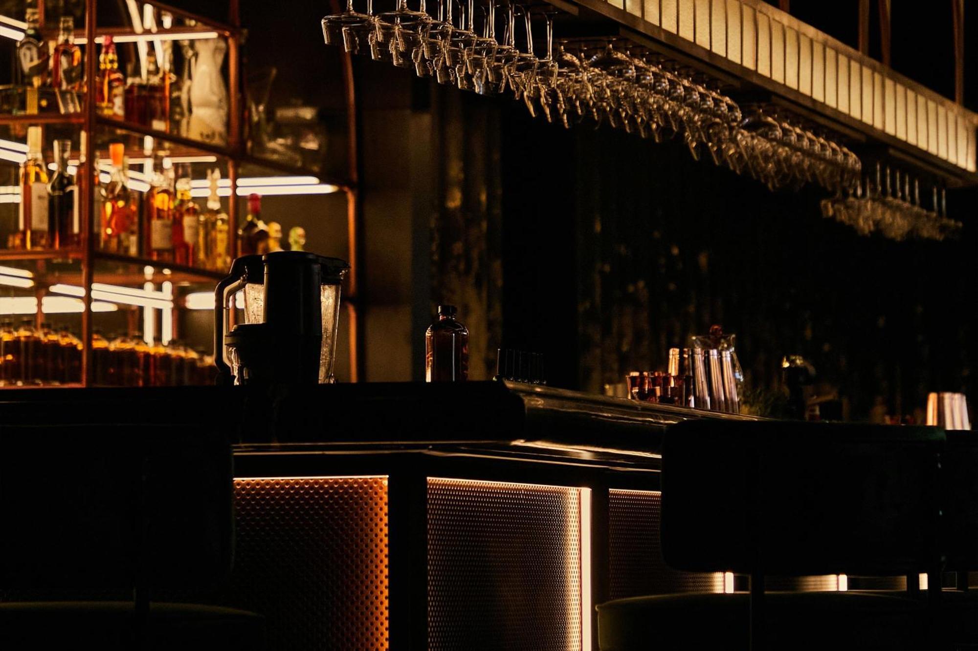 The Dubai Edition Eksteriør billede The bar at the London Edition