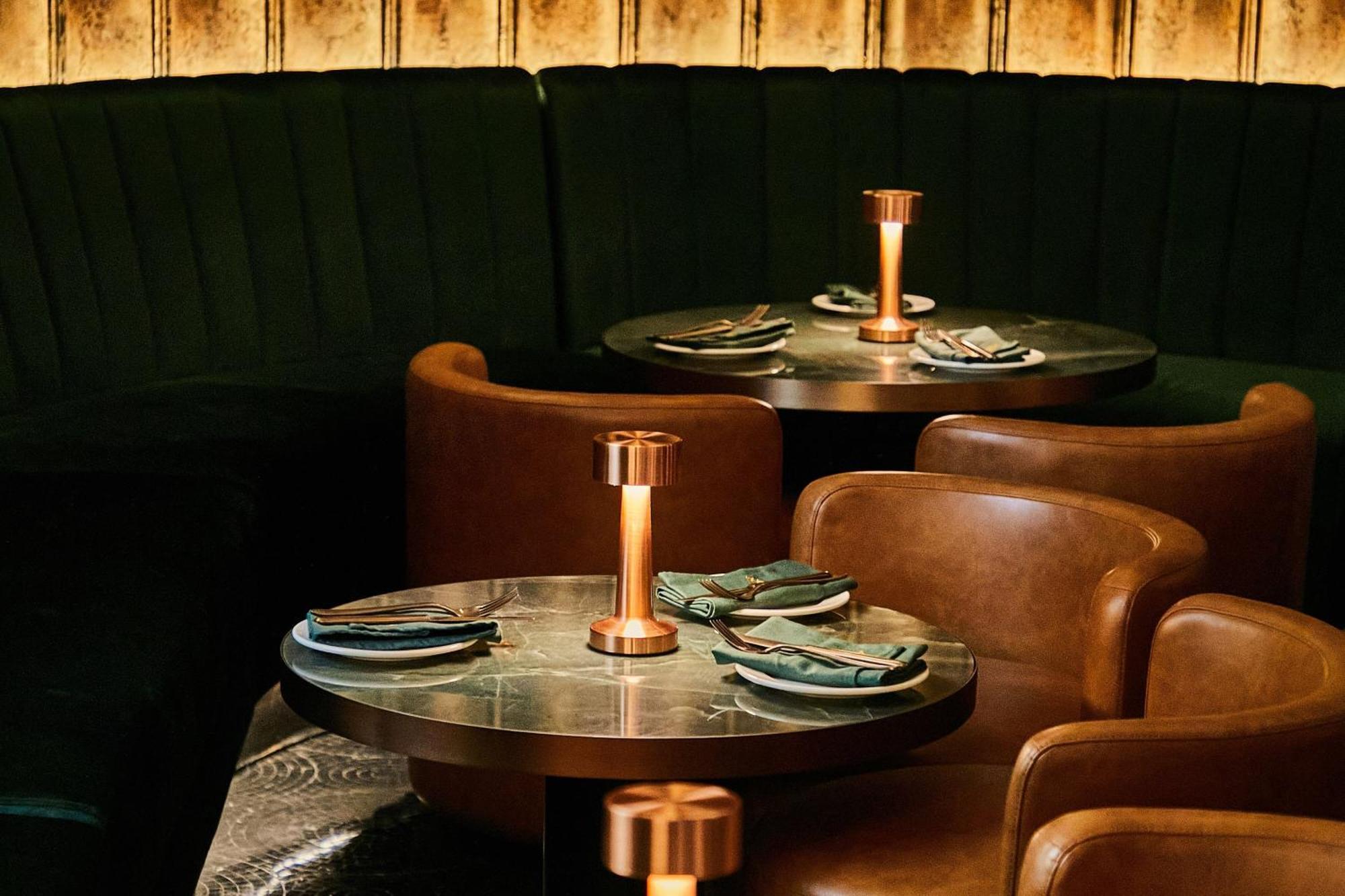 The Dubai Edition Eksteriør billede Interior of the restaurant