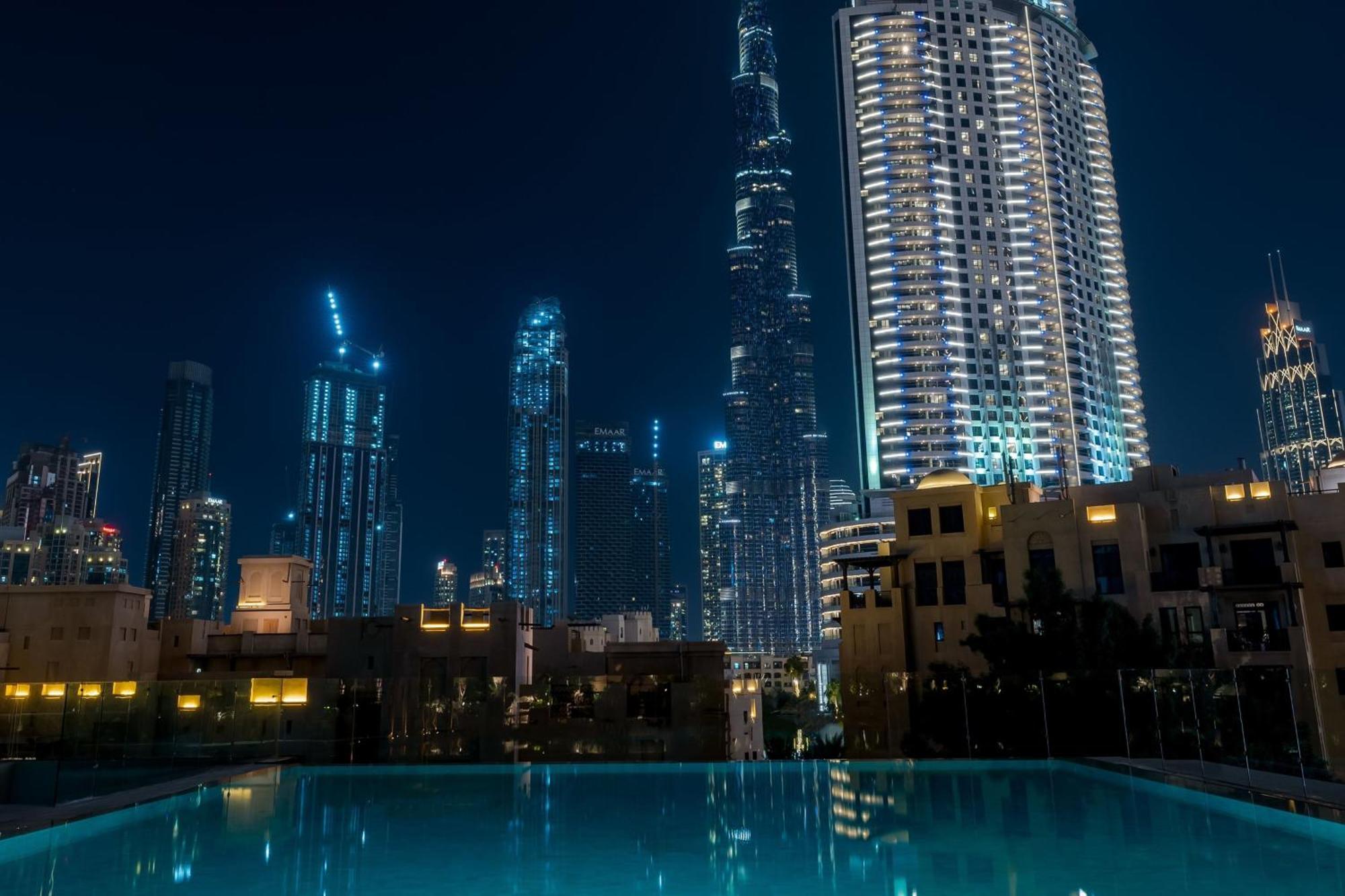 The Dubai Edition Eksteriør billede View of the complex at night