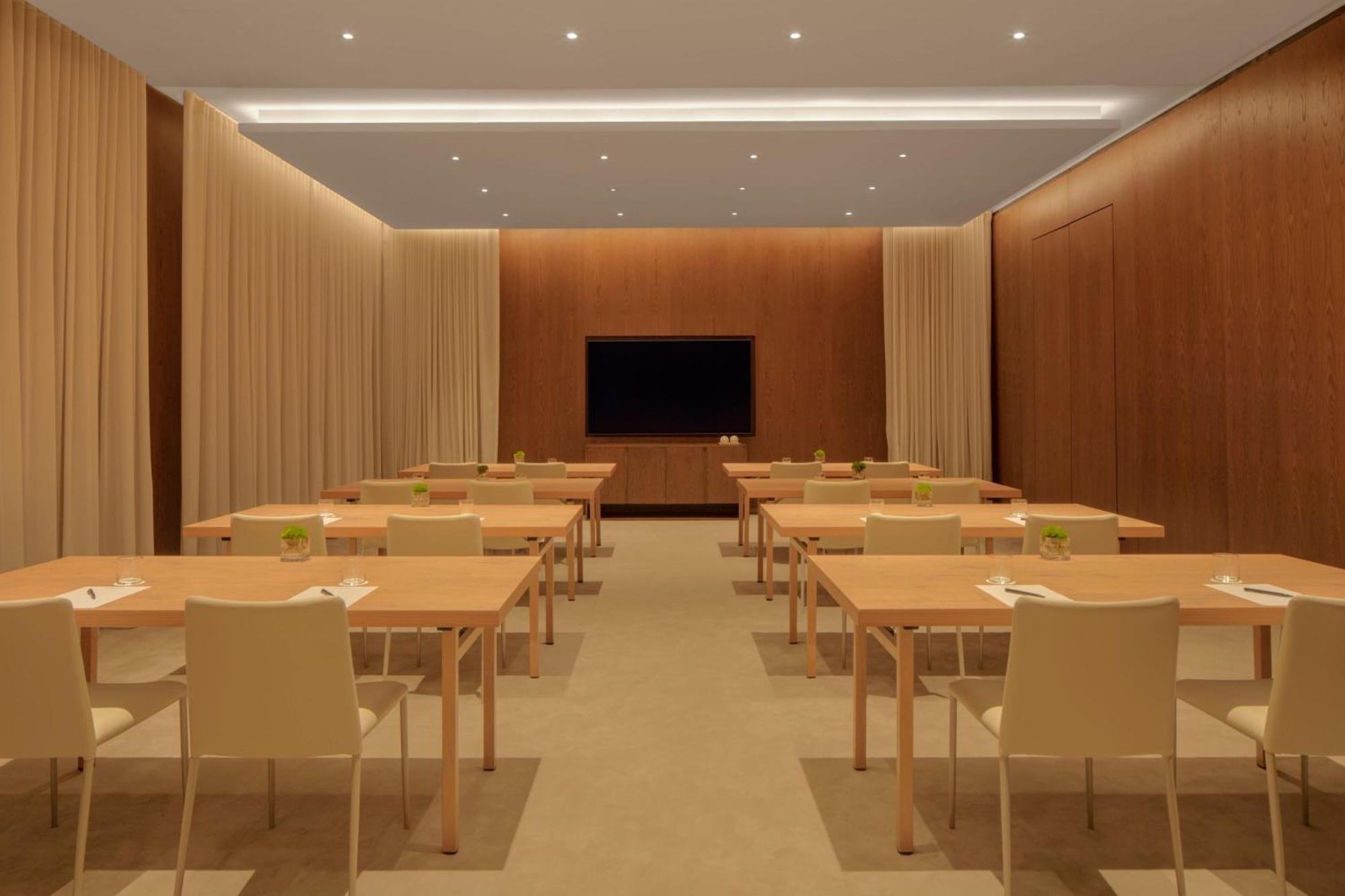 The Dubai Edition Eksteriør billede A meeting room