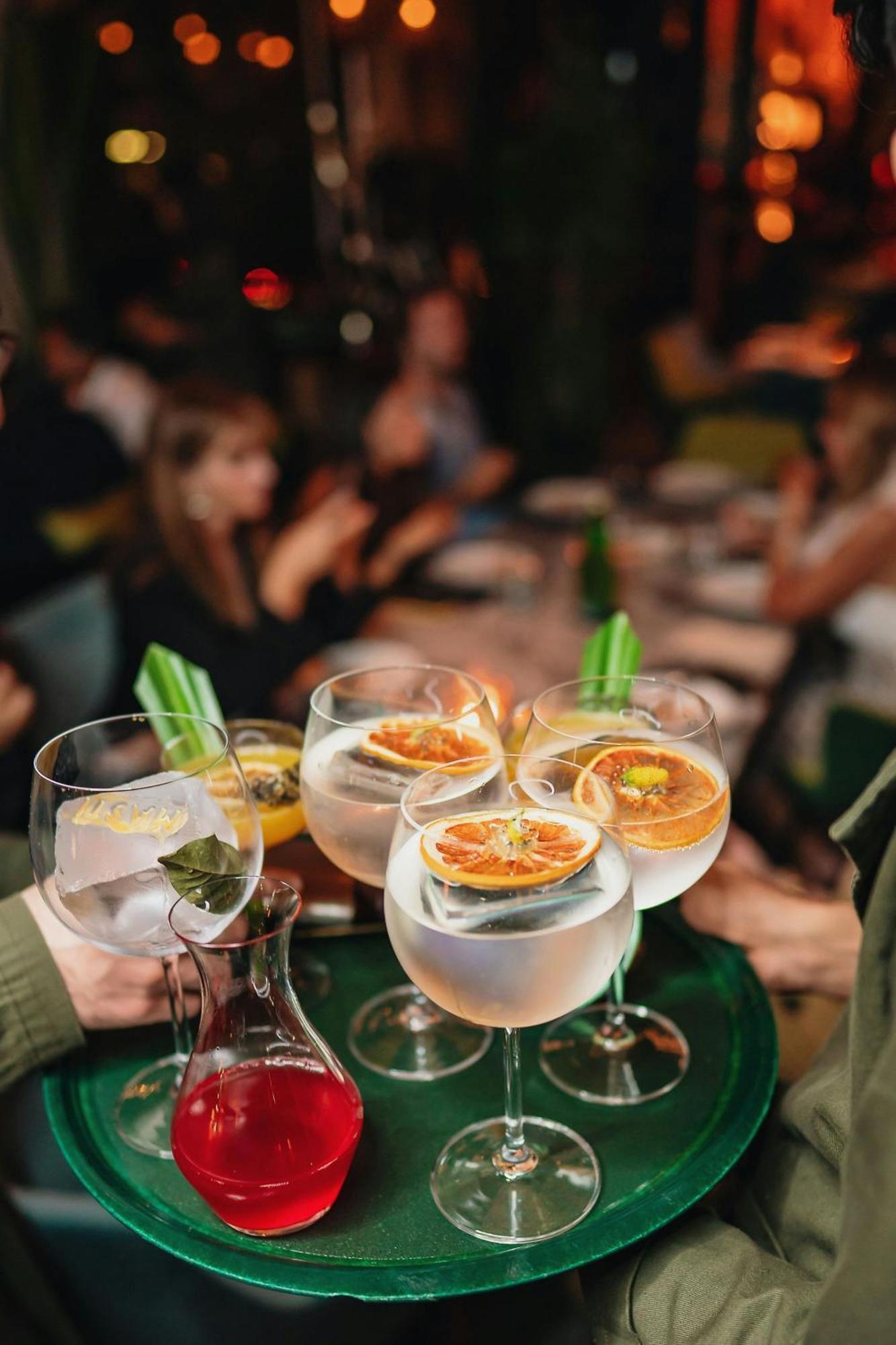 The Dubai Edition Eksteriør billede Gin and tonic