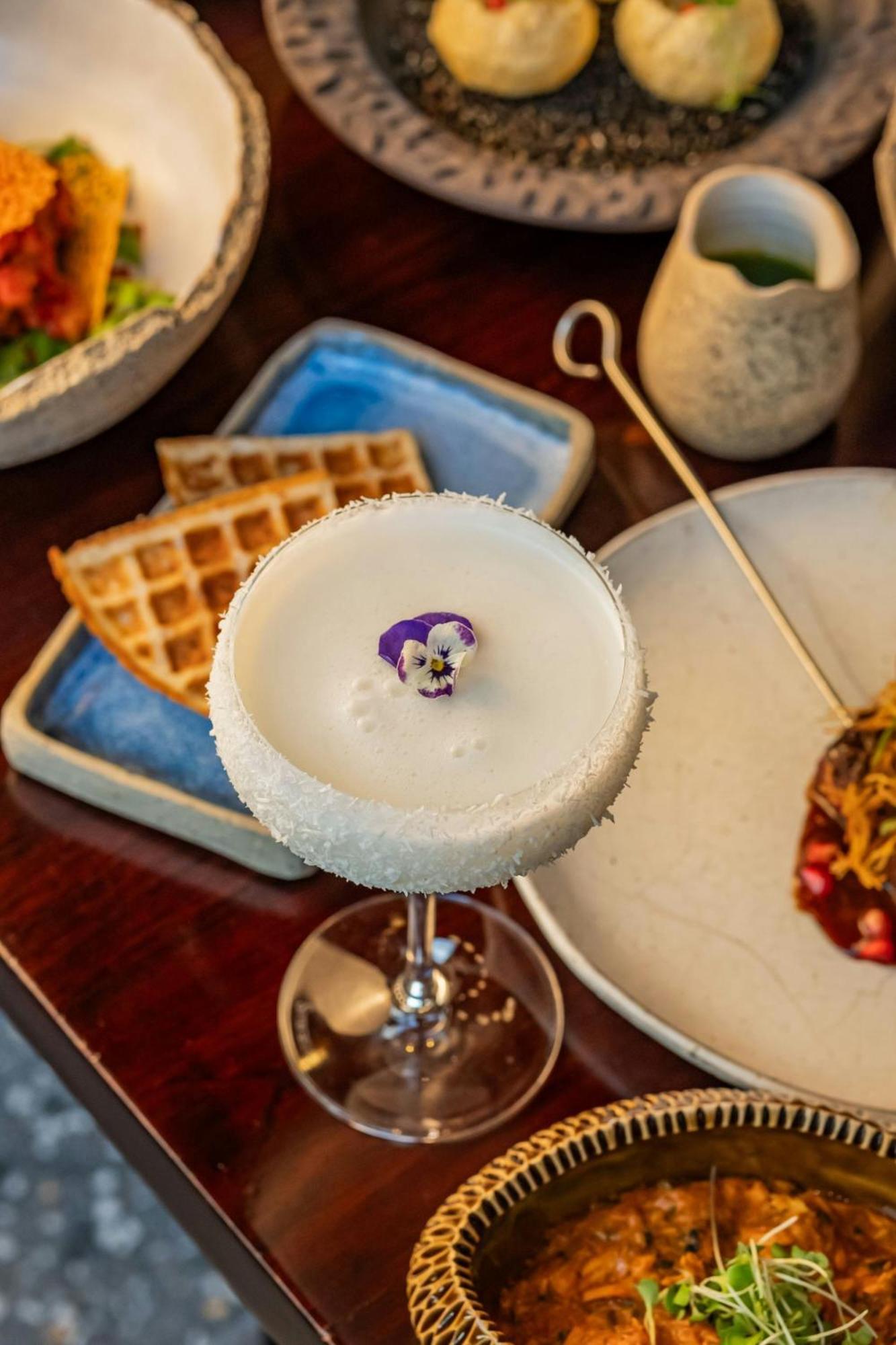 The Dubai Edition Eksteriør billede A cocktail at the restaurant