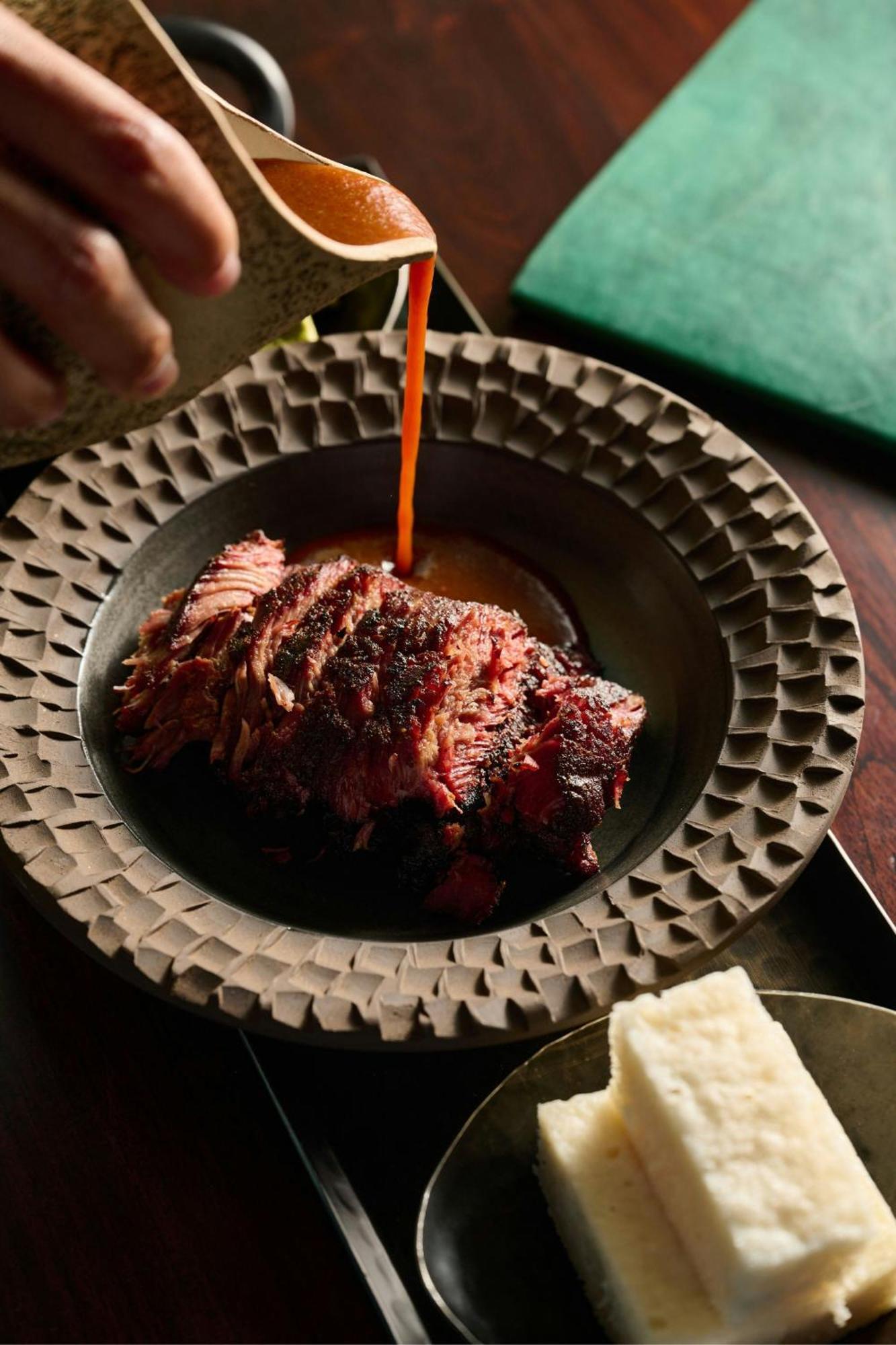 The Dubai Edition Eksteriør billede A plate of grilled meat