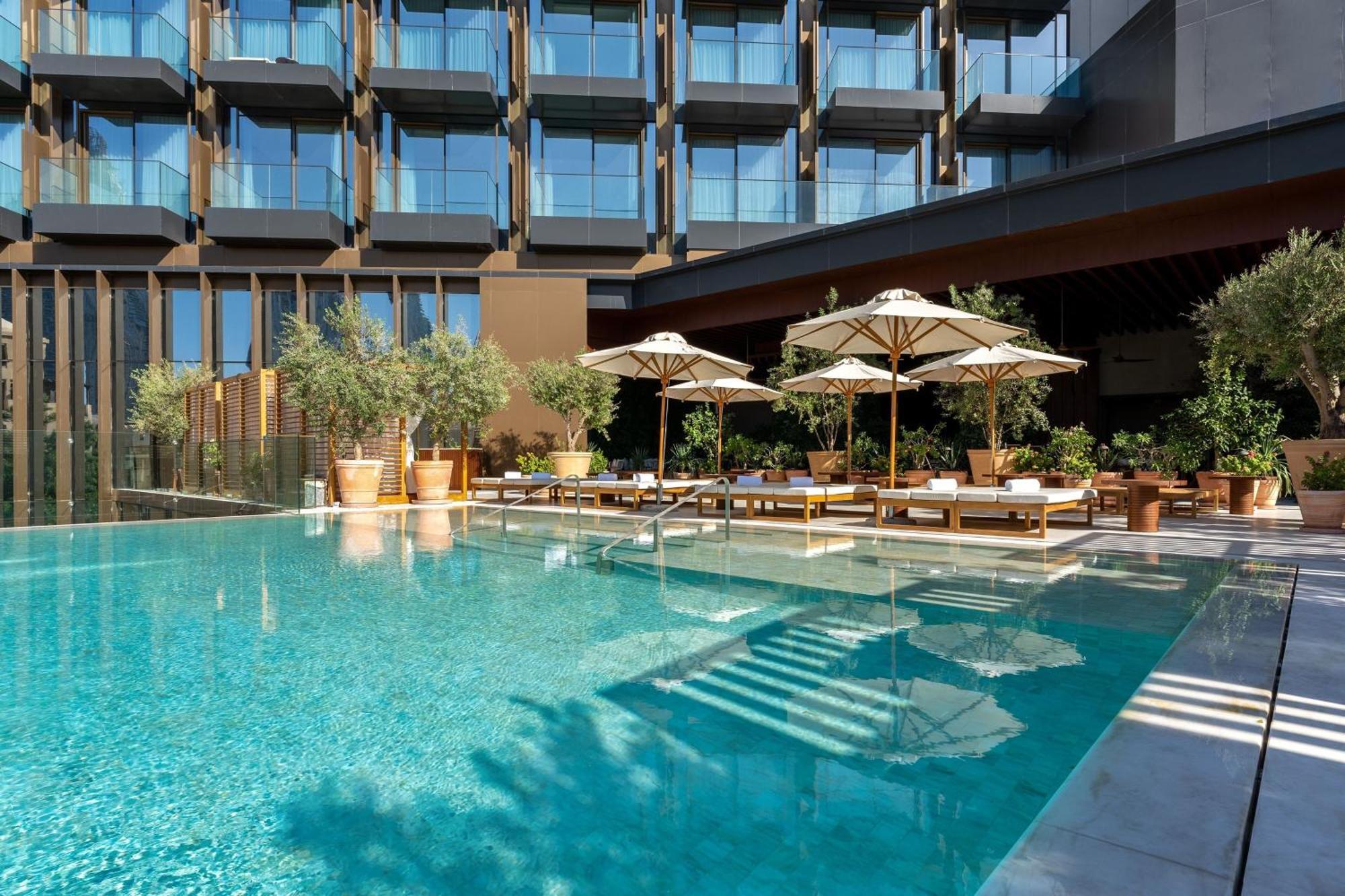 The Dubai Edition Eksteriør billede The hotel's pool